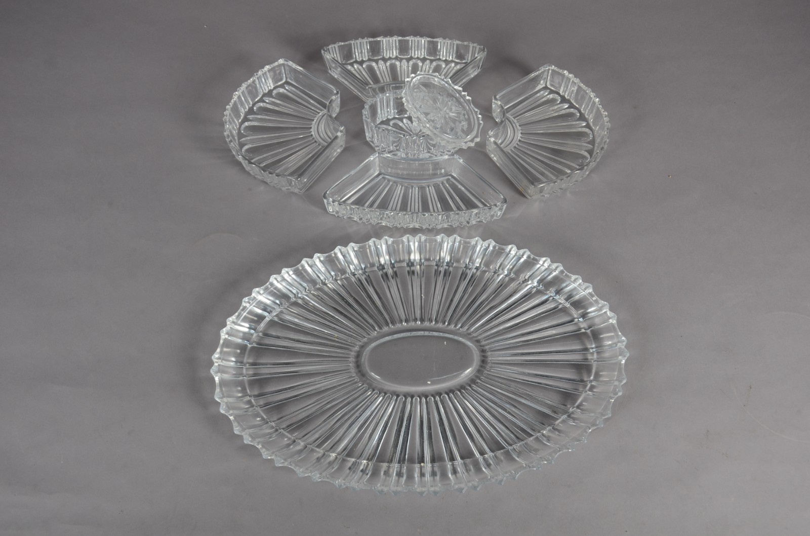 Porta petiscos de cristal com 4 divisórias e recipiente oval central. - foto 8 de 9
