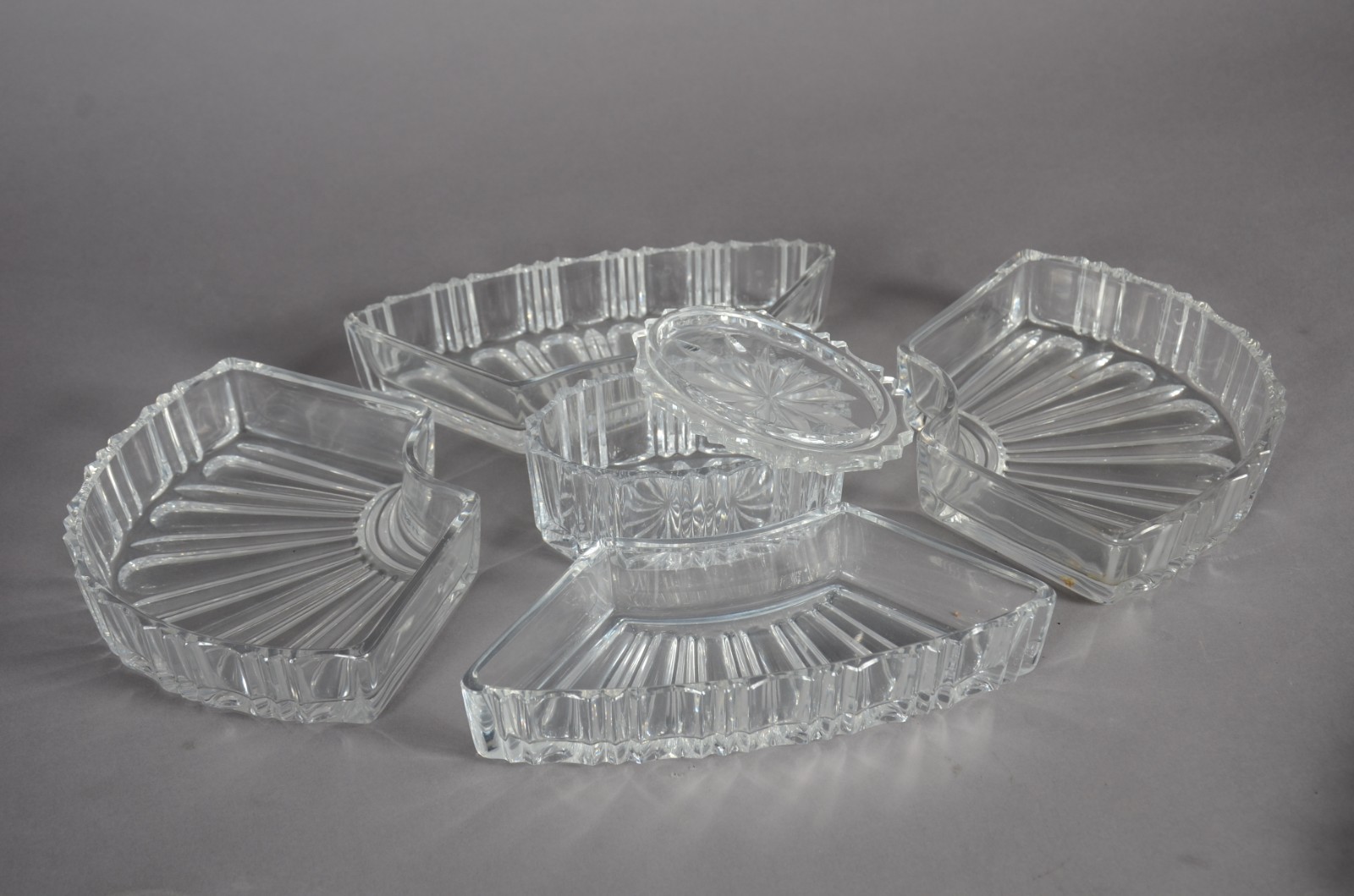 Porta petiscos de cristal com 4 divisórias e recipiente oval central. - foto 9 de 9