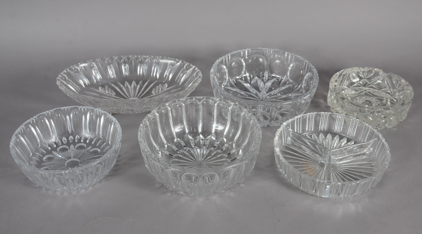 Seis peças diversas de cristal, sendo: 3 bowls, fruteira oval... - foto 1 de 11