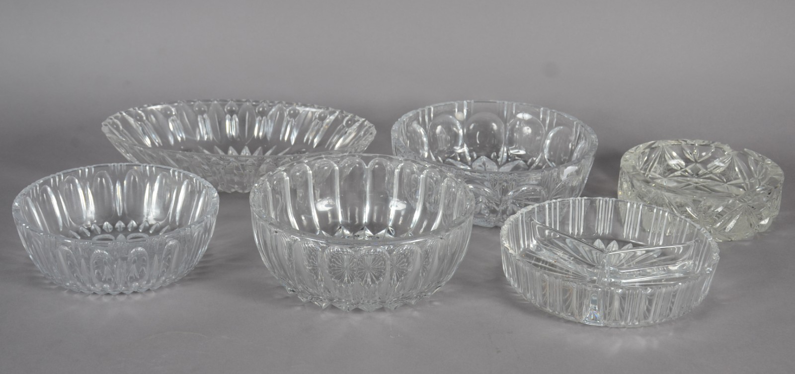 Seis peças diversas de cristal, sendo: 3 bowls, fruteira oval... - foto 2 de 11