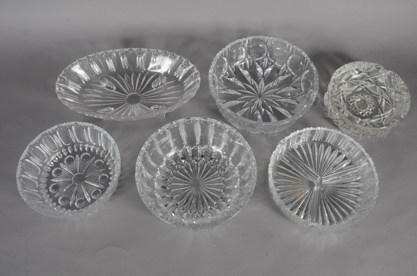 Seis peças diversas de cristal, sendo: 3 bowls, fruteira oval... - foto 3 de 11
