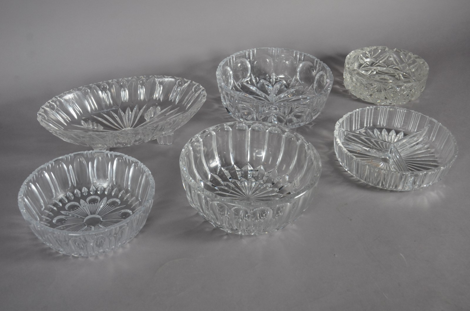Seis peças diversas de cristal, sendo: 3 bowls, fruteira oval... - foto 4 de 11