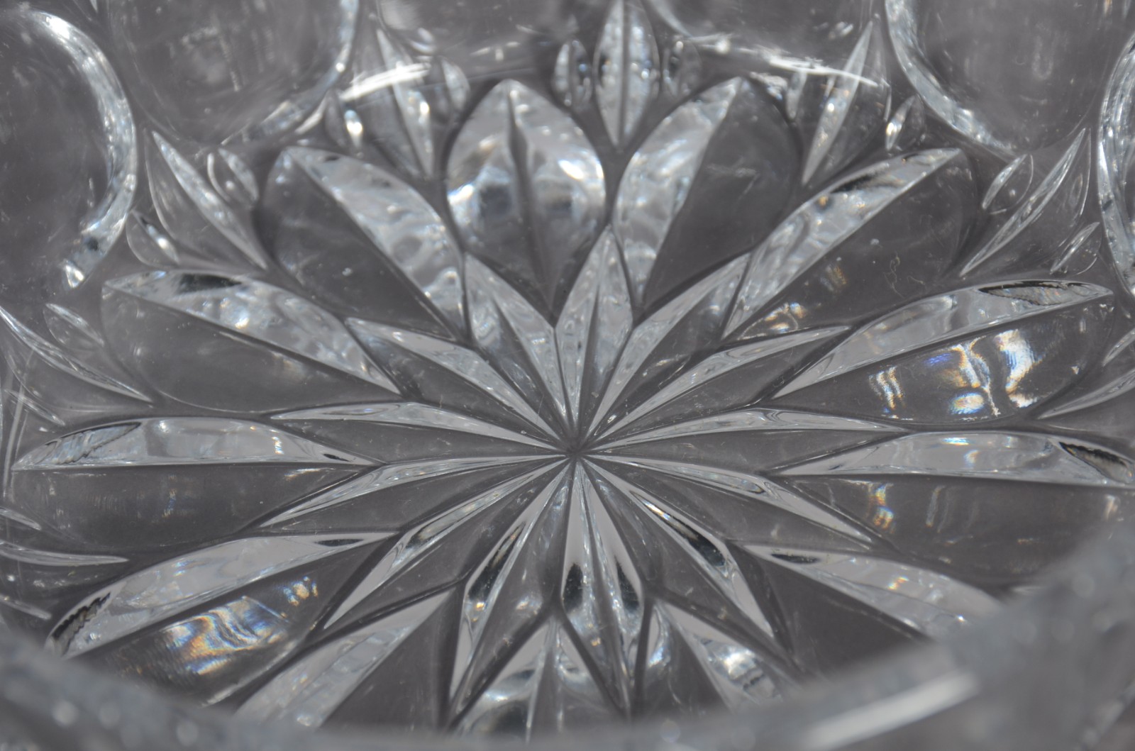 Seis peças diversas de cristal, sendo: 3 bowls, fruteira oval... - foto 7 de 11
