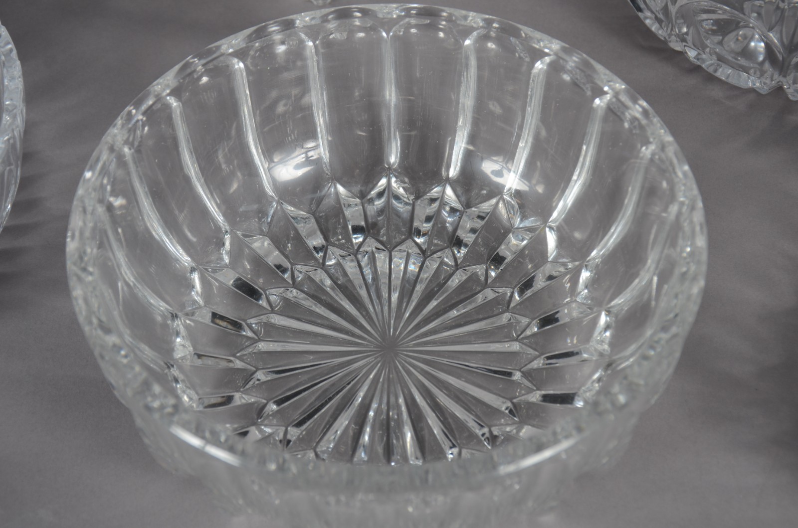 Seis peças diversas de cristal, sendo: 3 bowls, fruteira oval... - foto 8 de 11