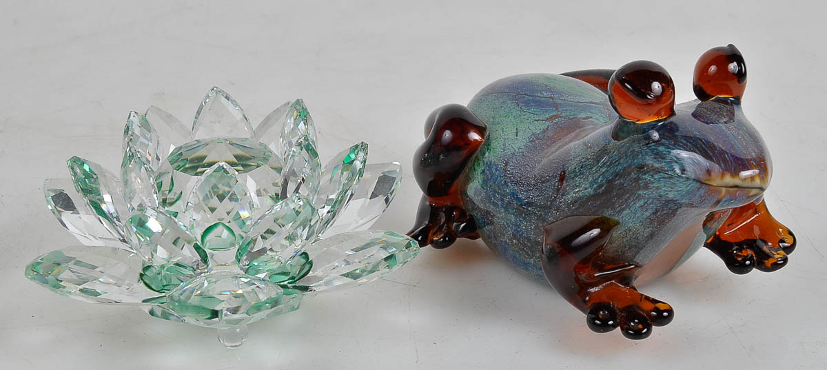 Escultura de murano em formato de sapo e flor de lotus em cristal...