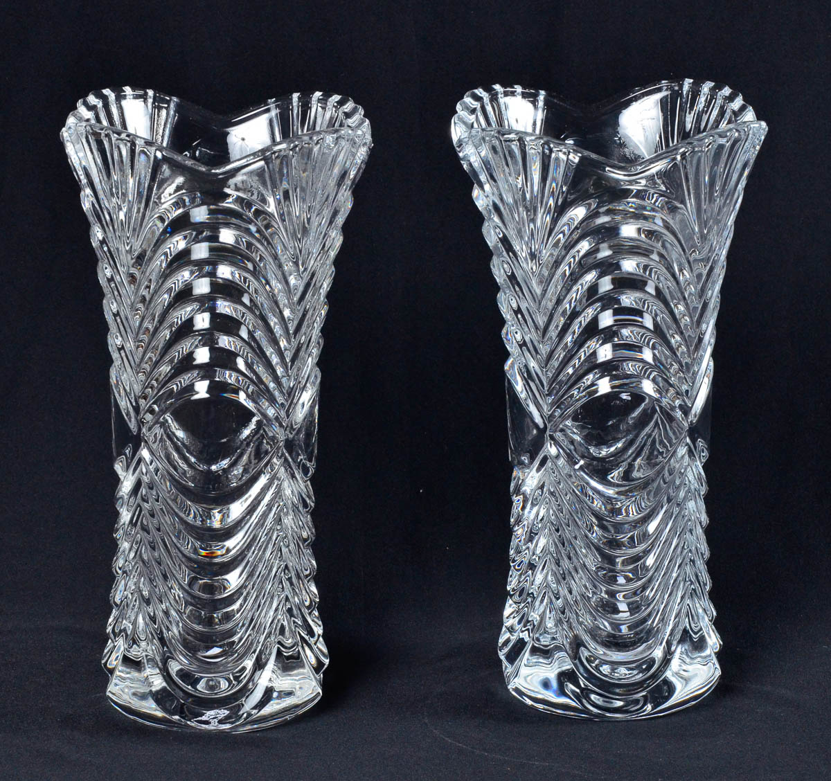 Par de vasos europeus lapidados alt. 25cm, diam. 13cm.
