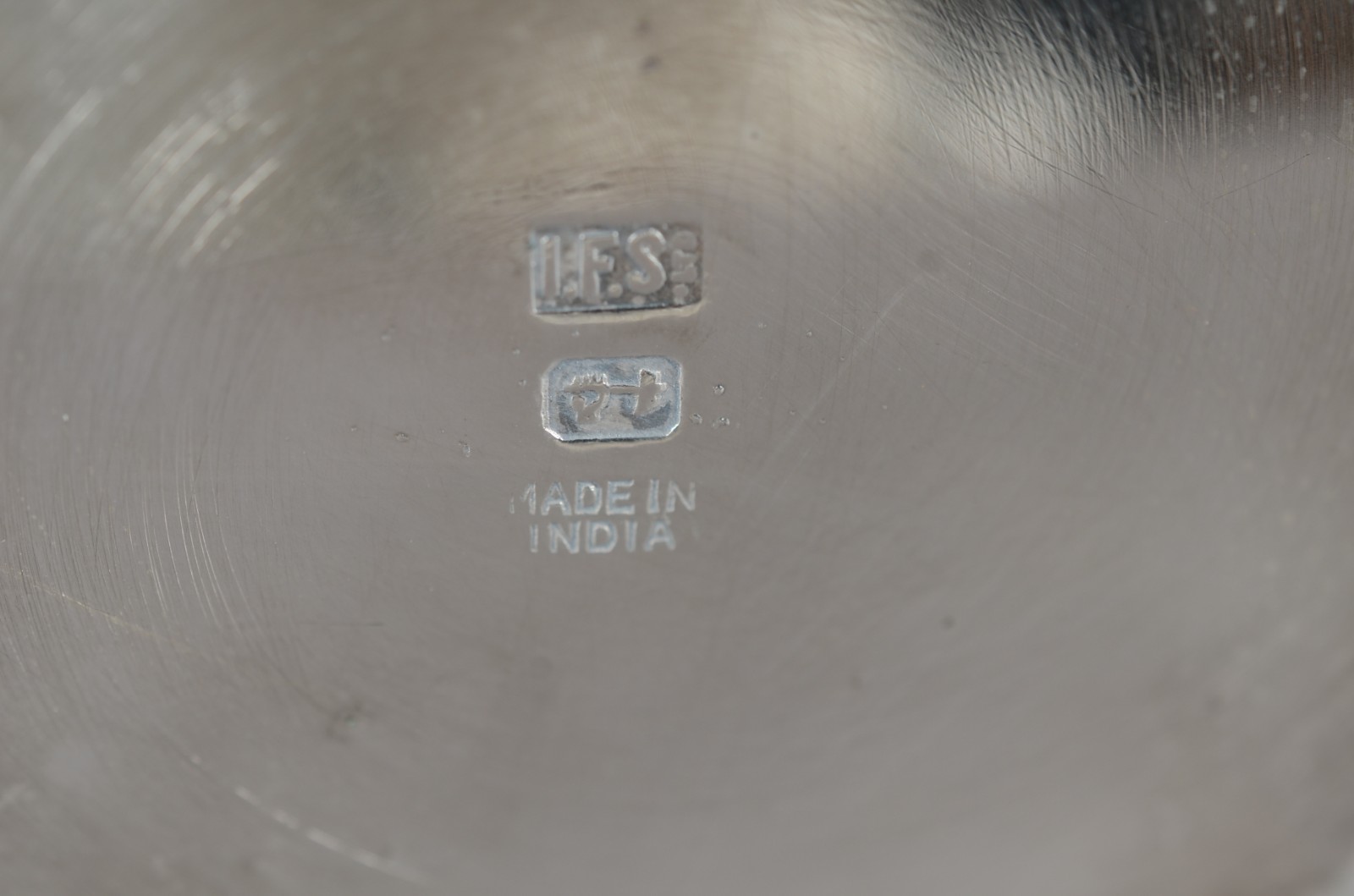 Seis peças diversas de metal prateado, sendo: 2 bules com alças de... - foto 7 de 11