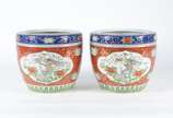 Par de cachepots de porcelana oriental, decorad... - Par de cachepots de porcelana oriental, decorados com aves do paraíso em policromia sobre fundo rouge de fer, bordas superiores em azul cobalto ...