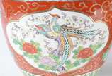 Par de cachepots de porcelana oriental, decorad... - Par de cachepots de porcelana oriental, decorados com aves do paraíso em policromia sobre fundo rouge de fer, bordas superiores em azul cobalto ...