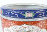 Par de cachepots de porcelana oriental, decorad... - Par de cachepots de porcelana oriental, decorados com aves do paraíso em policromia sobre fundo rouge de fer, bordas superiores em azul cobalto ...