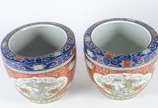 Par de cachepots de porcelana oriental, decorad... - Par de cachepots de porcelana oriental, decorados com aves do paraíso em policromia sobre fundo rouge de fer, bordas superiores em azul cobalto ...