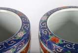 Par de cachepots de porcelana oriental, decorad... - Par de cachepots de porcelana oriental, decorados com aves do paraíso em policromia sobre fundo rouge de fer, bordas superiores em azul cobalto ...