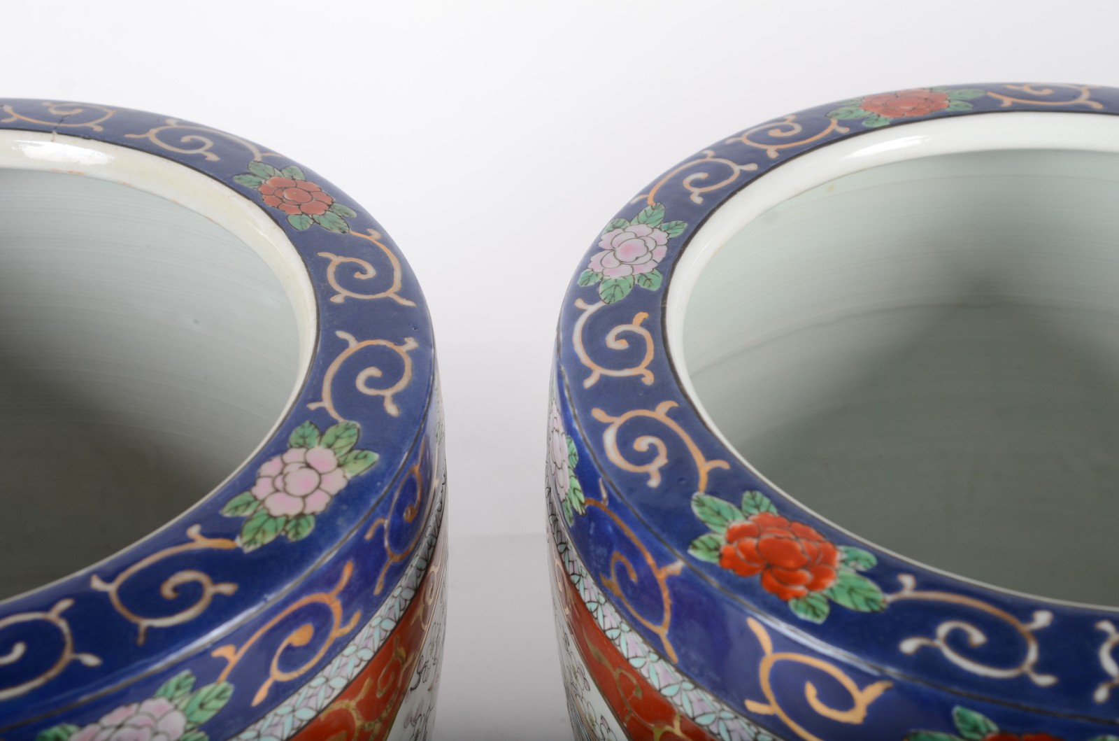 Par de cachepots de porcelana oriental, decorados com aves do paraíso... - foto 7 de 8