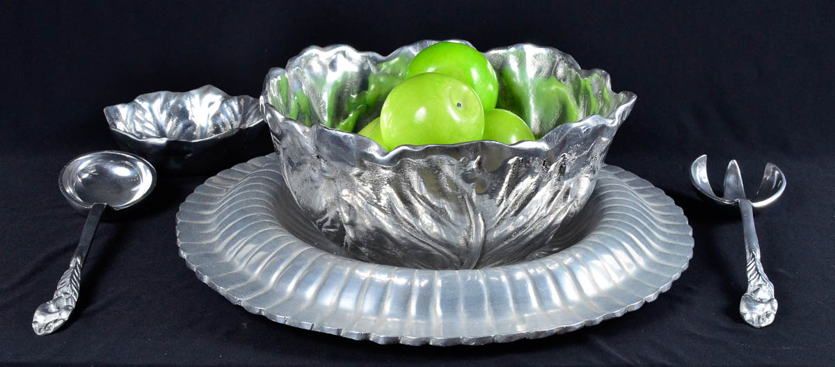 Diversas peças de metal sendo prato, bowl (diam. 30 cm.), dois...