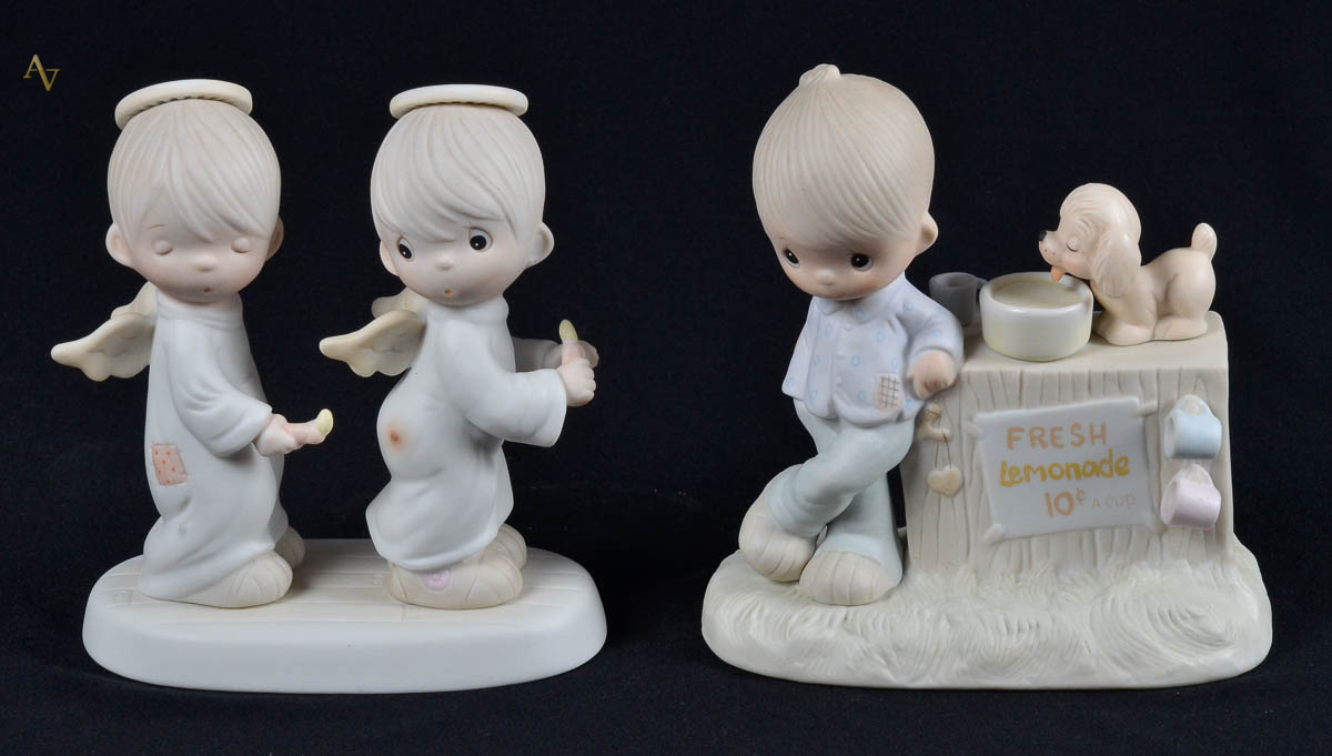 Par de estatuetas de porcelana, representando figuras infantis, marca...