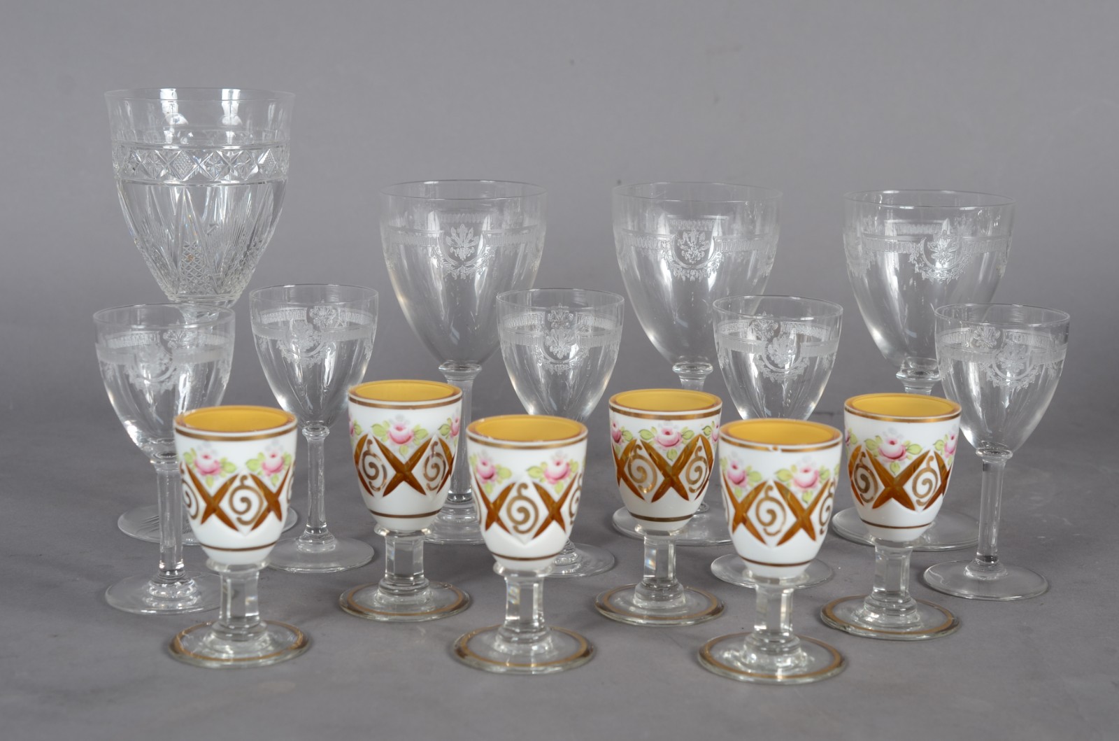 Diversos cálices, sendo: 3 para vinho e 5 para licor de cristal... - foto 2 de 9