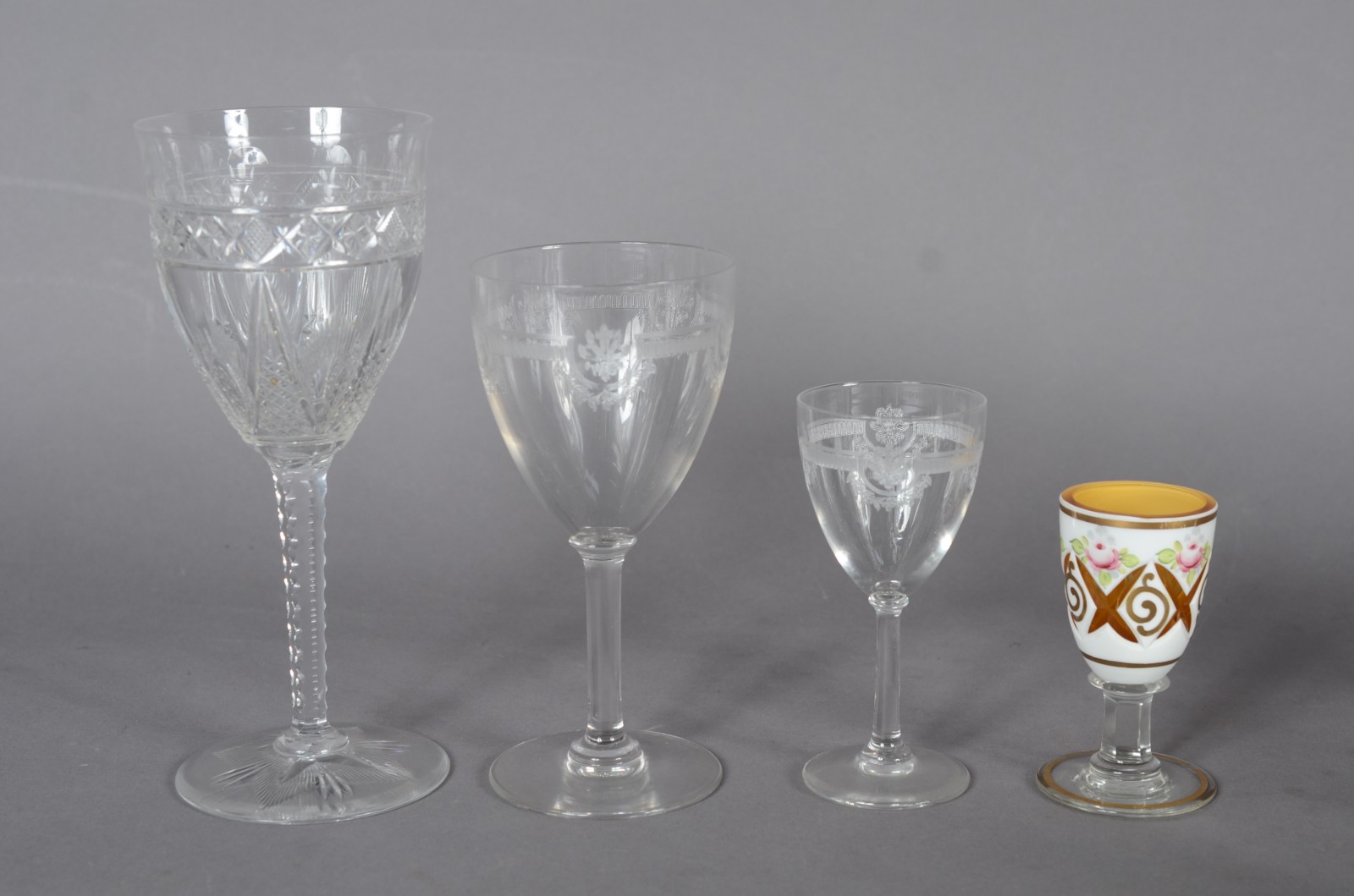 Diversos cálices, sendo: 3 para vinho e 5 para licor de cristal... - foto 3 de 9