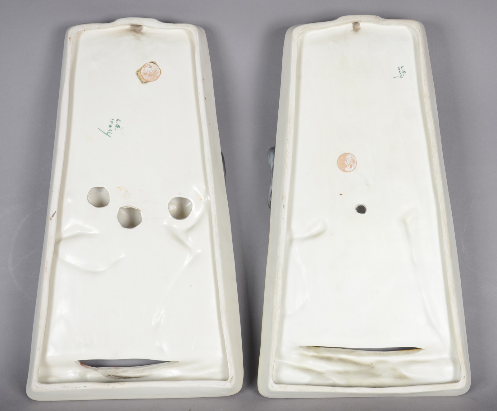 Par de placas de cerâmica italiana policromada representando casal... - foto 4 de 11