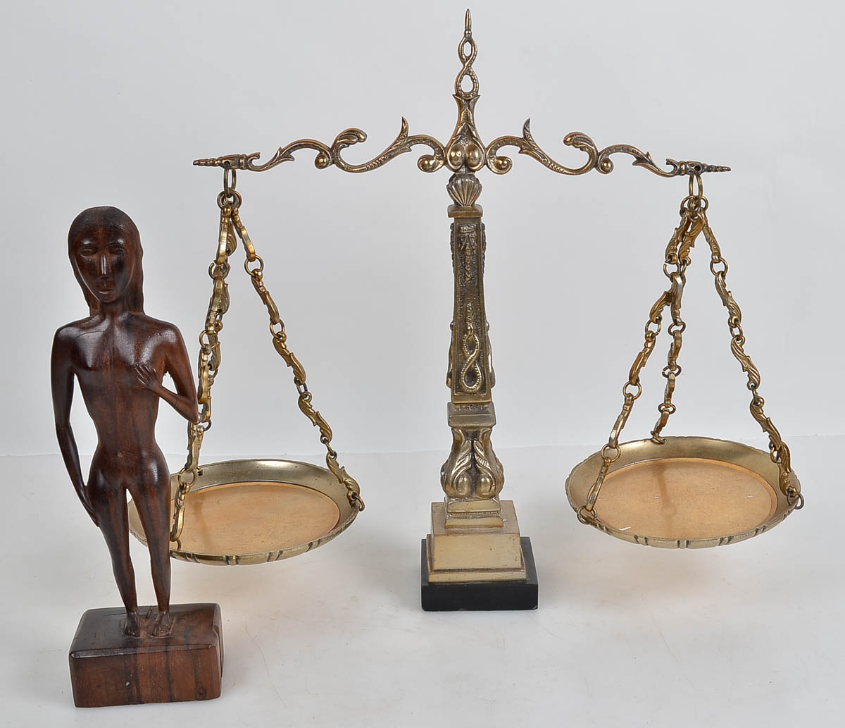 Duas peças sendo, Figura em madeira e balança de metal dourado.