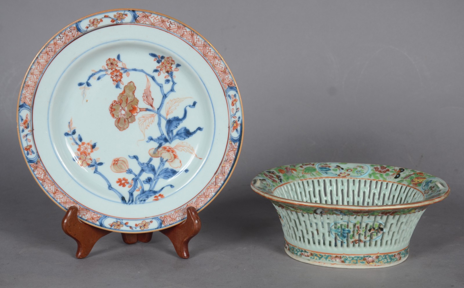 Duas antigas peças de porcelana chinesa, sendo: bowl decorado com... - foto 1 de 7