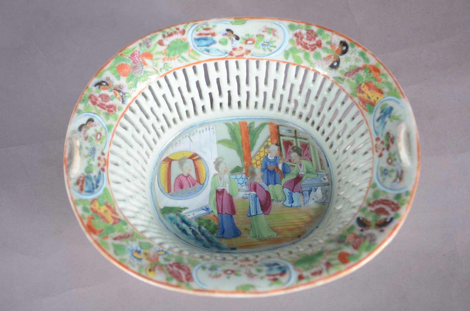 Duas antigas peças de porcelana chinesa, sendo: bowl decorado com... - foto 2 de 7