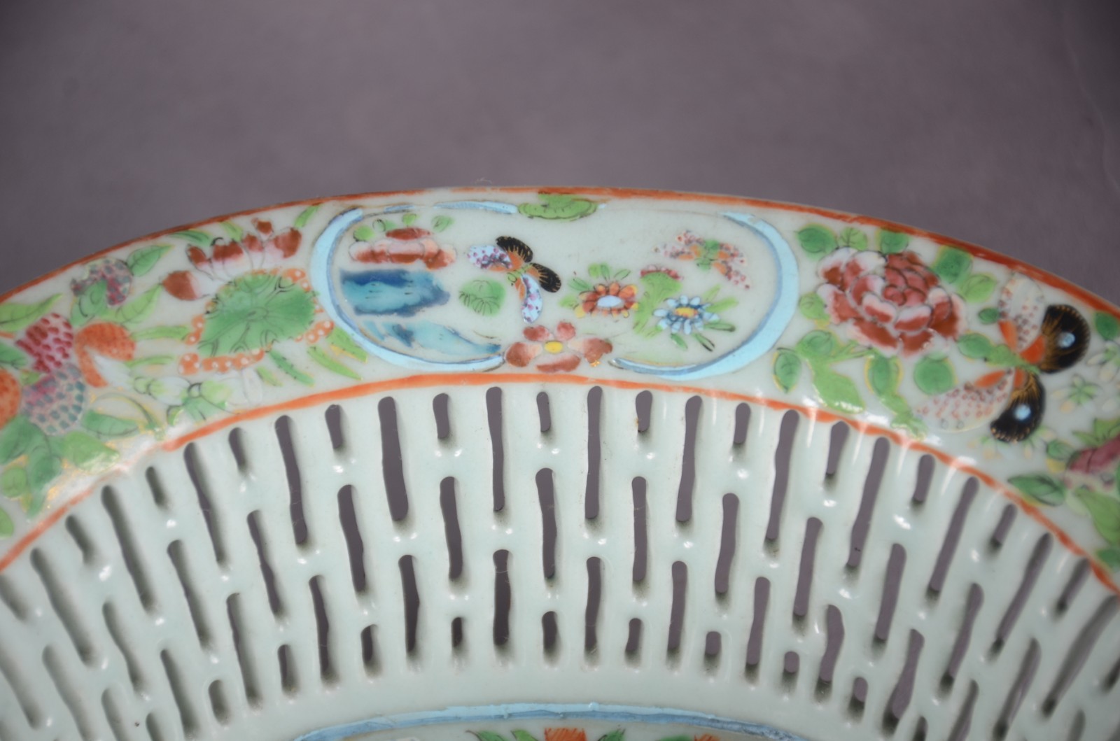Duas antigas peças de porcelana chinesa, sendo: bowl decorado com... - foto 4 de 7
