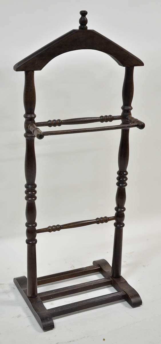 Cabideiro de madeira nobre,detalhes torneados, alt. 1,07 m.