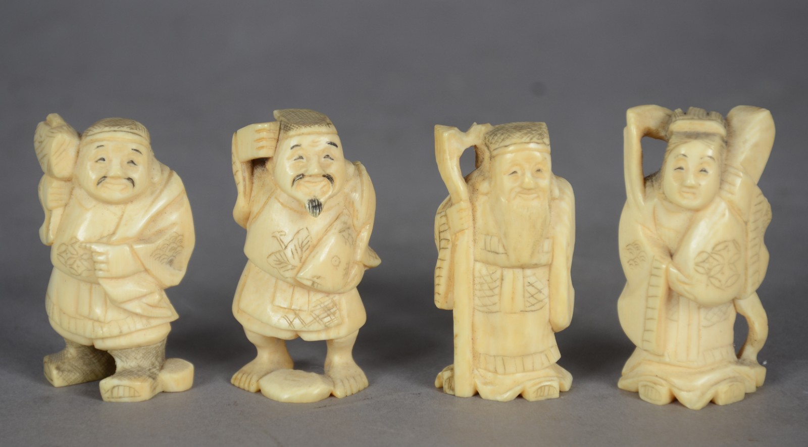 Quatro pequenas estatuetas de marfim oriental. - foto 1 de 4