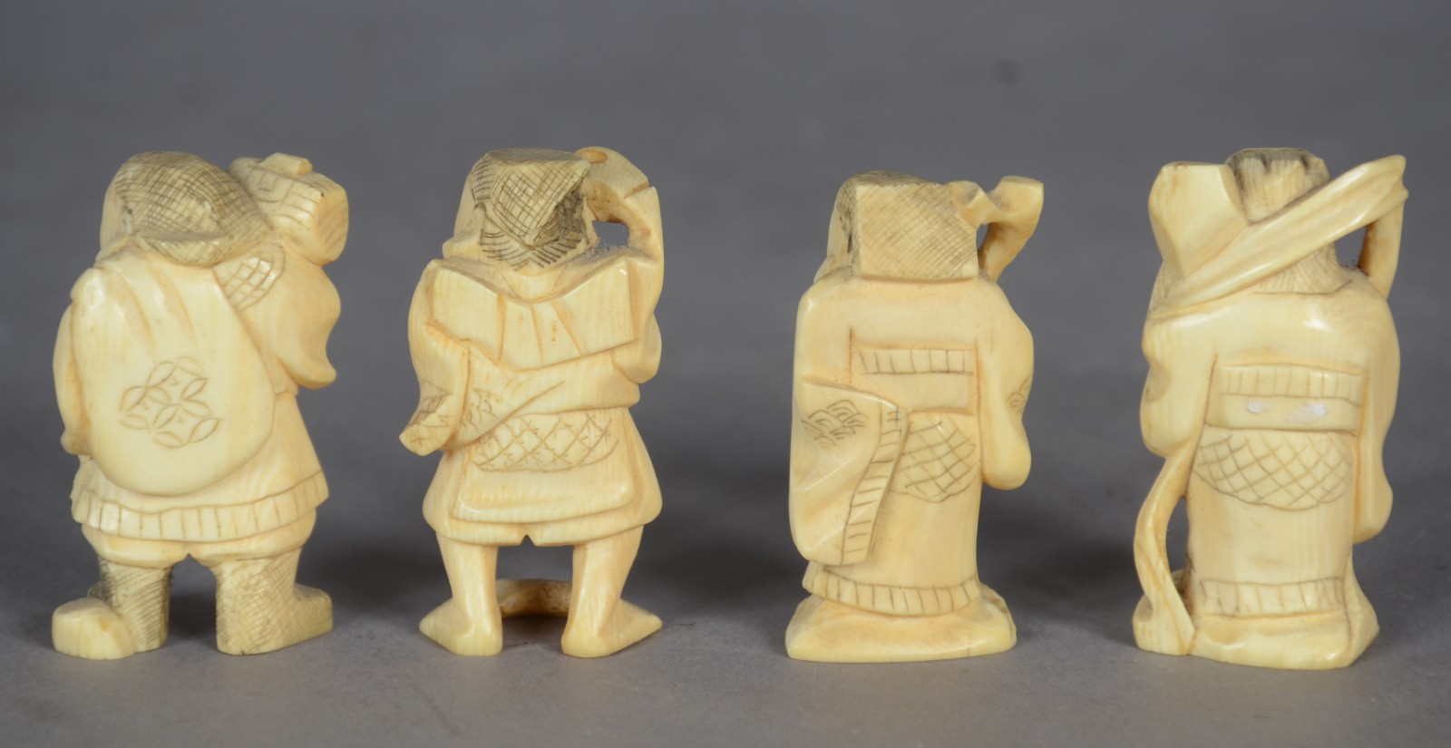 Quatro pequenas estatuetas de marfim oriental. - foto 3 de 4