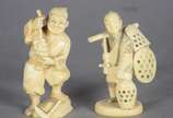 Duas estatuetas de marfim oriental representand... - Duas estatuetas de marfim oriental representando trabalhadores do campo, assinadas na base.