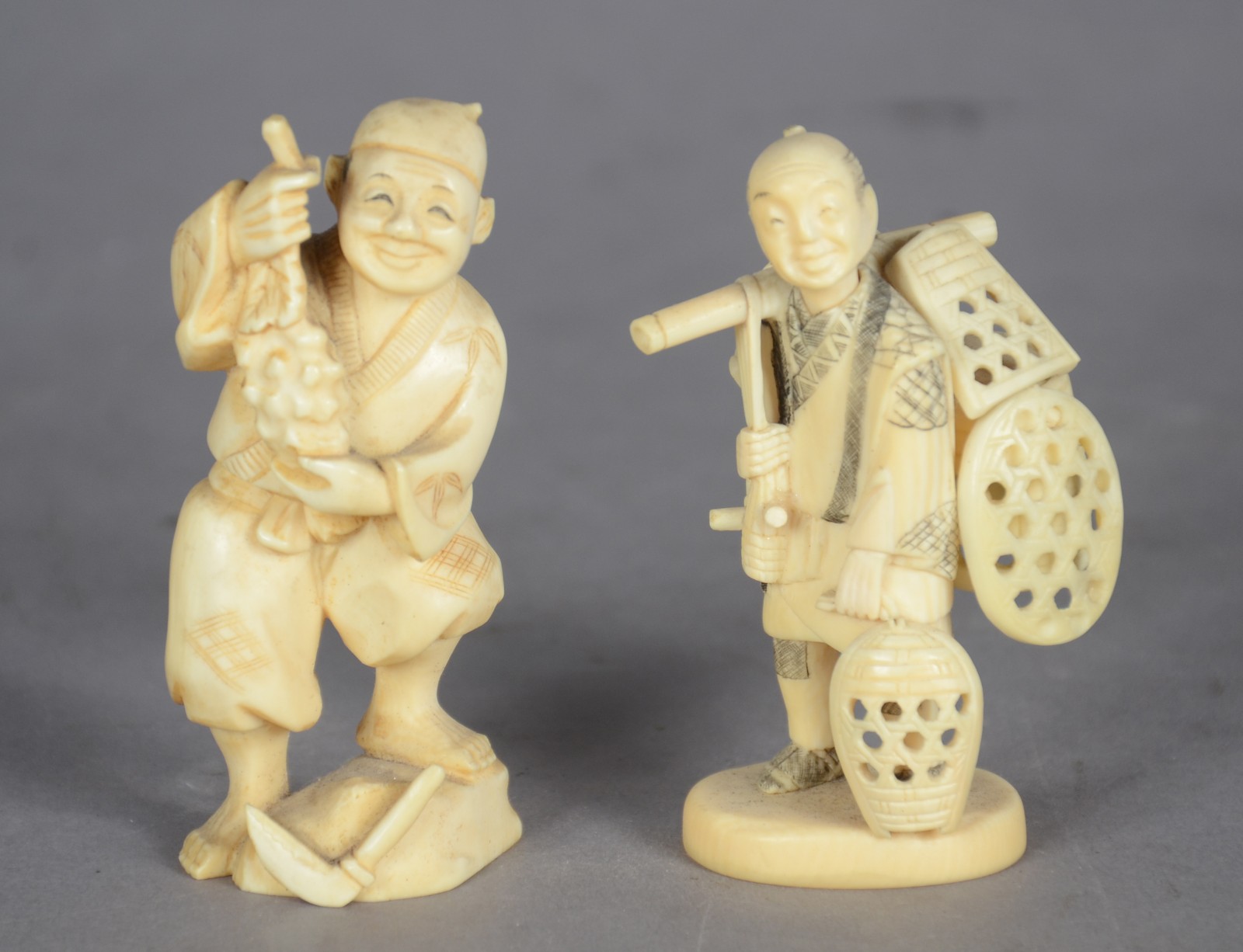 Duas estatuetas de marfim oriental representando trabalhadores do... - foto 1 de 5