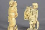 Duas estatuetas de marfim oriental representand... - Duas estatuetas de marfim oriental representando trabalhadores do campo, assinadas na base.