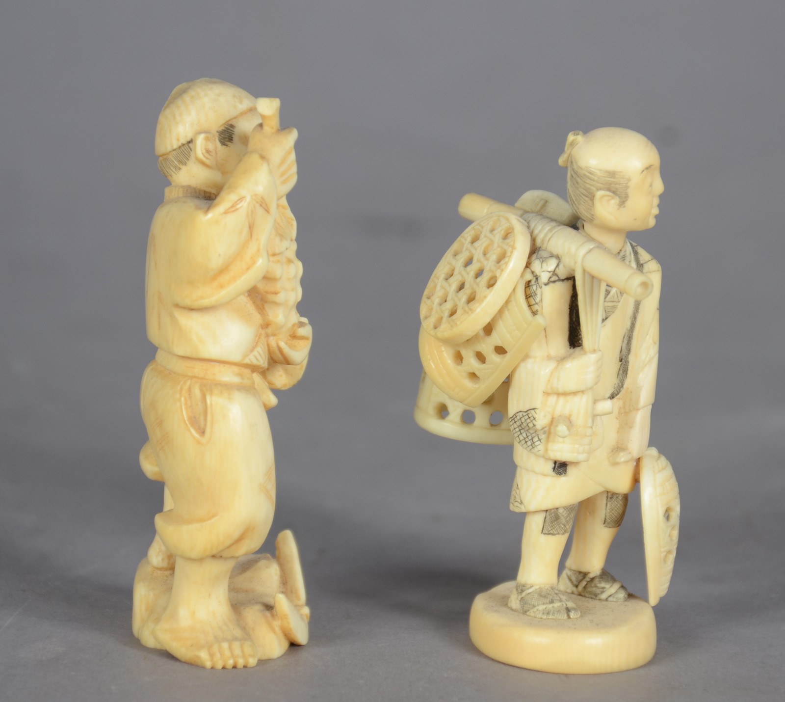 Duas estatuetas de marfim oriental representando trabalhadores do... - foto 2 de 5