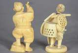 Duas estatuetas de marfim oriental representand... - Duas estatuetas de marfim oriental representando trabalhadores do campo, assinadas na base.