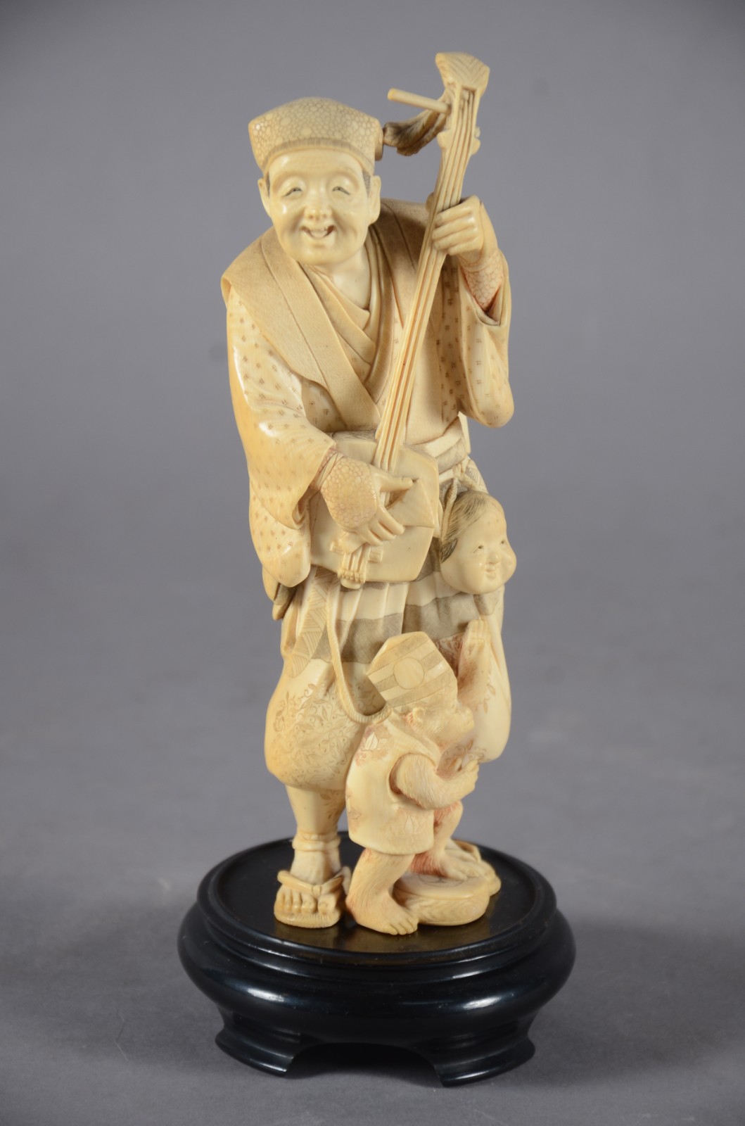 Escultura de marfim representando homem com instrumento (selo... - foto 1 de 10