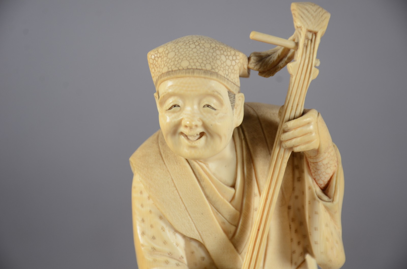 Escultura de marfim representando homem com instrumento (selo... - foto 2 de 10