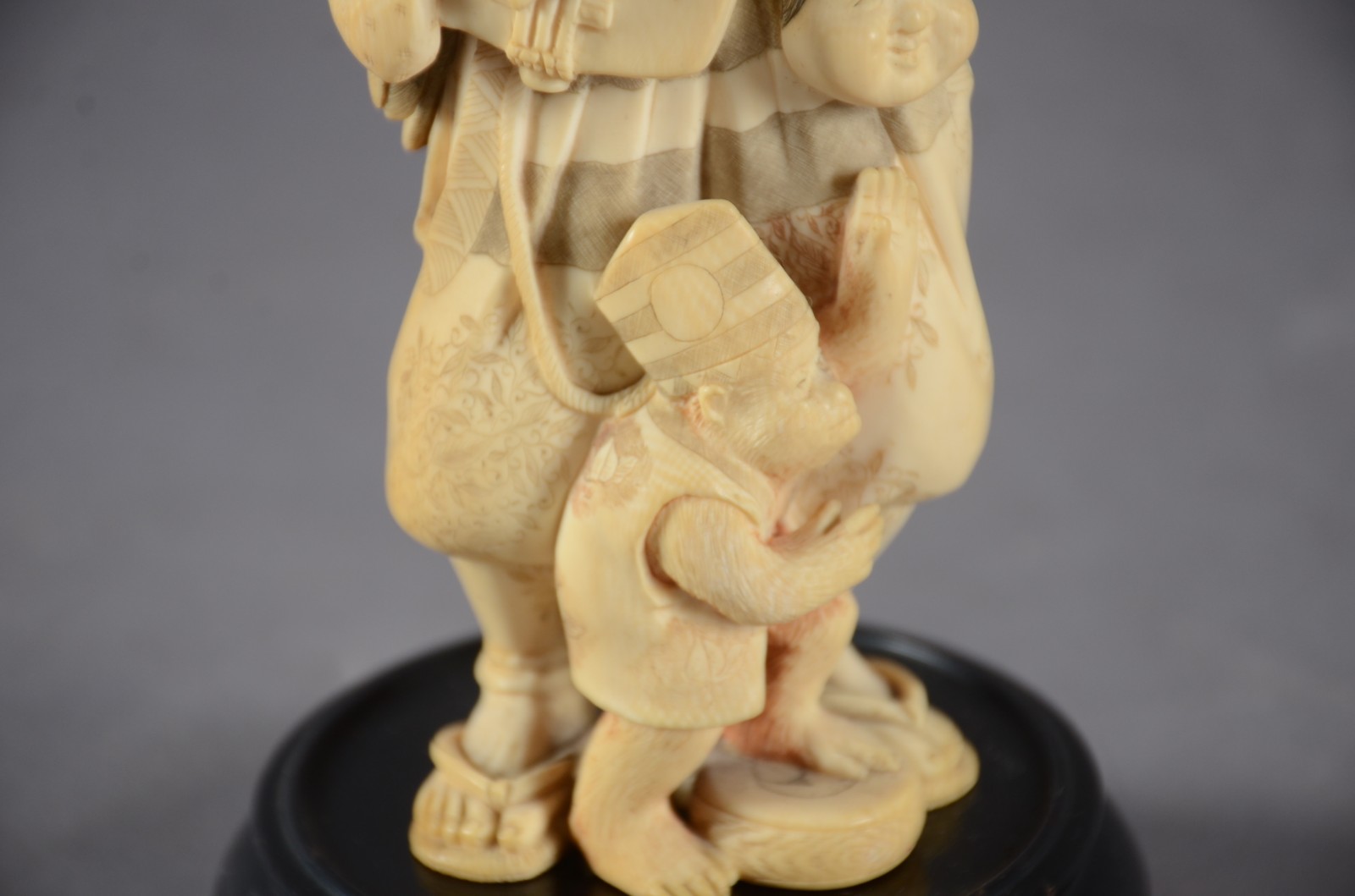 Escultura de marfim representando homem com instrumento (selo... - foto 3 de 10