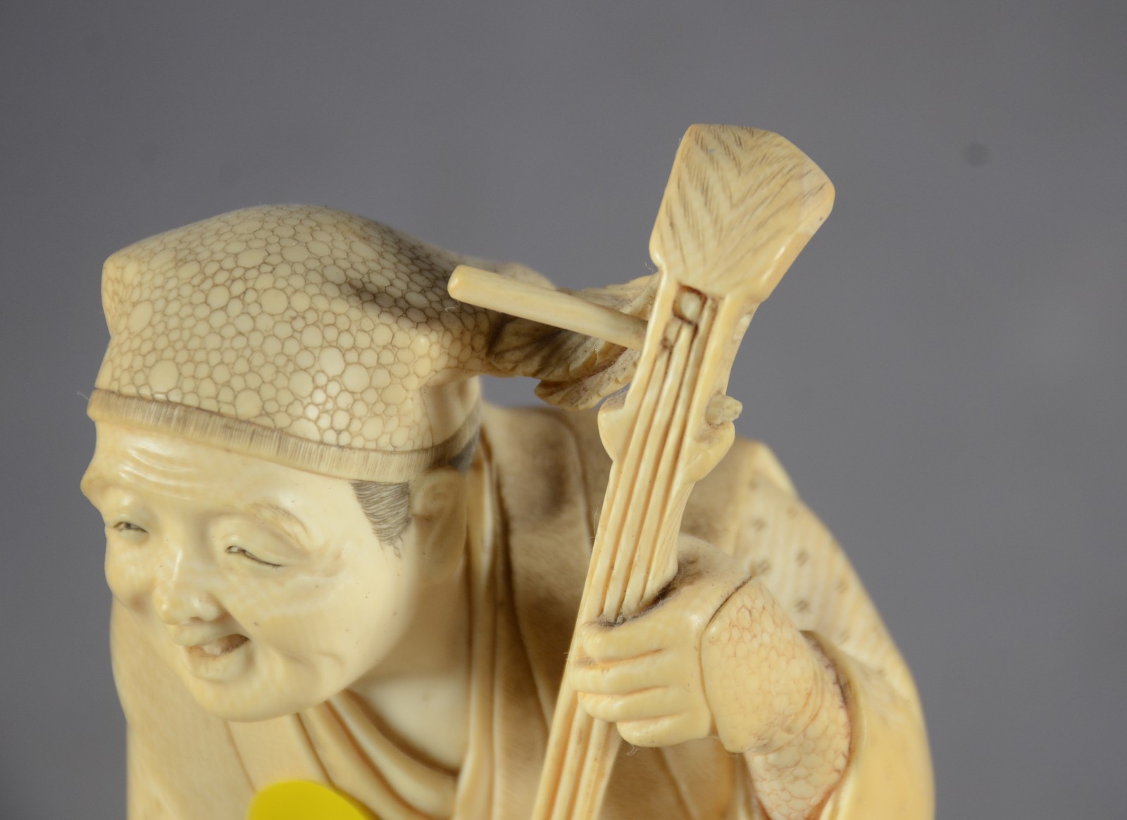 Escultura de marfim representando homem com instrumento (selo... - foto 4 de 10