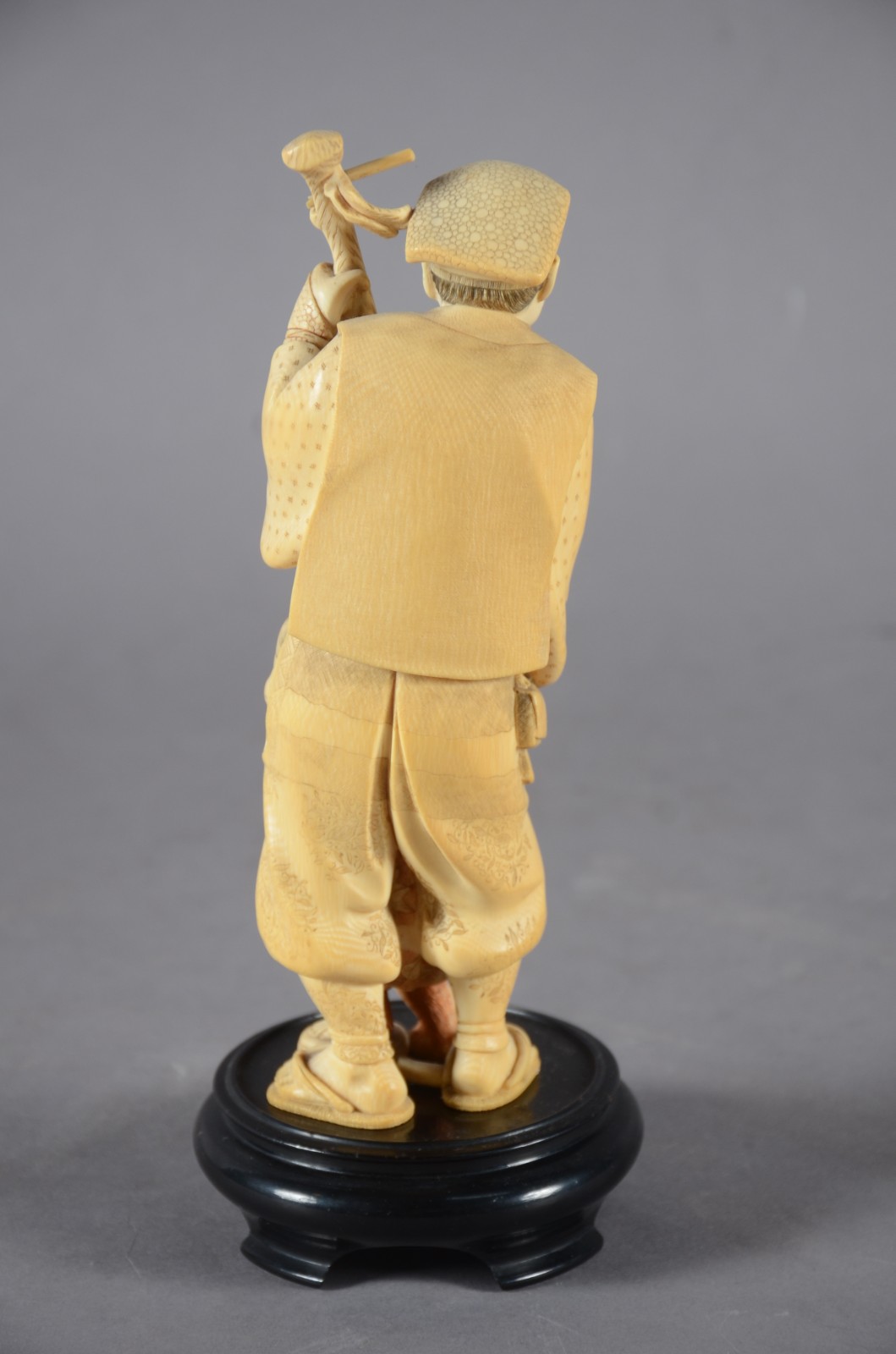 Escultura de marfim representando homem com instrumento (selo... - foto 5 de 10