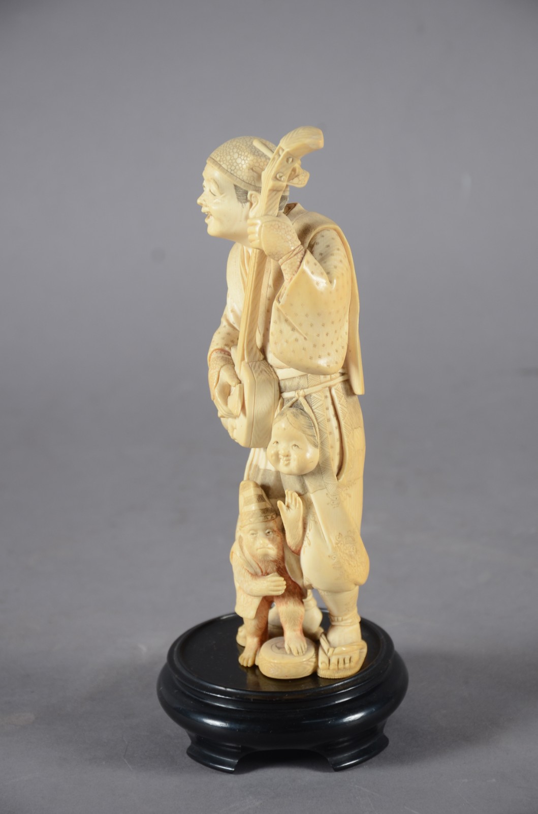 Escultura de marfim representando homem com instrumento (selo... - foto 6 de 10