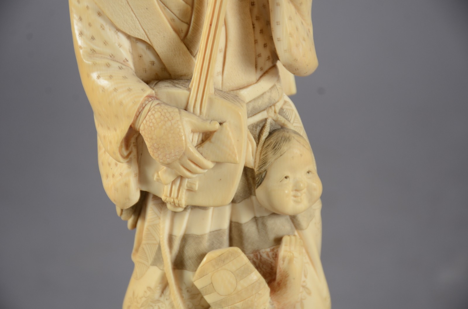 Escultura de marfim representando homem com instrumento (selo... - foto 9 de 10