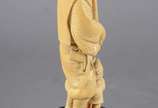 Escultura de marfim representando homem com ins... - Escultura de marfim representando homem com instrumento (selo vermelho).
