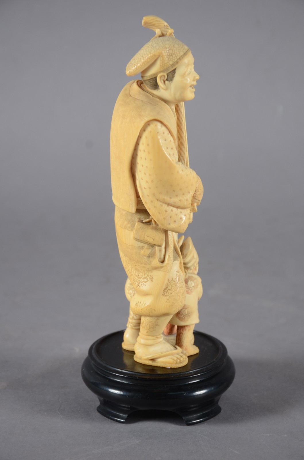 Escultura de marfim representando homem com instrumento (selo... - foto 10 de 10