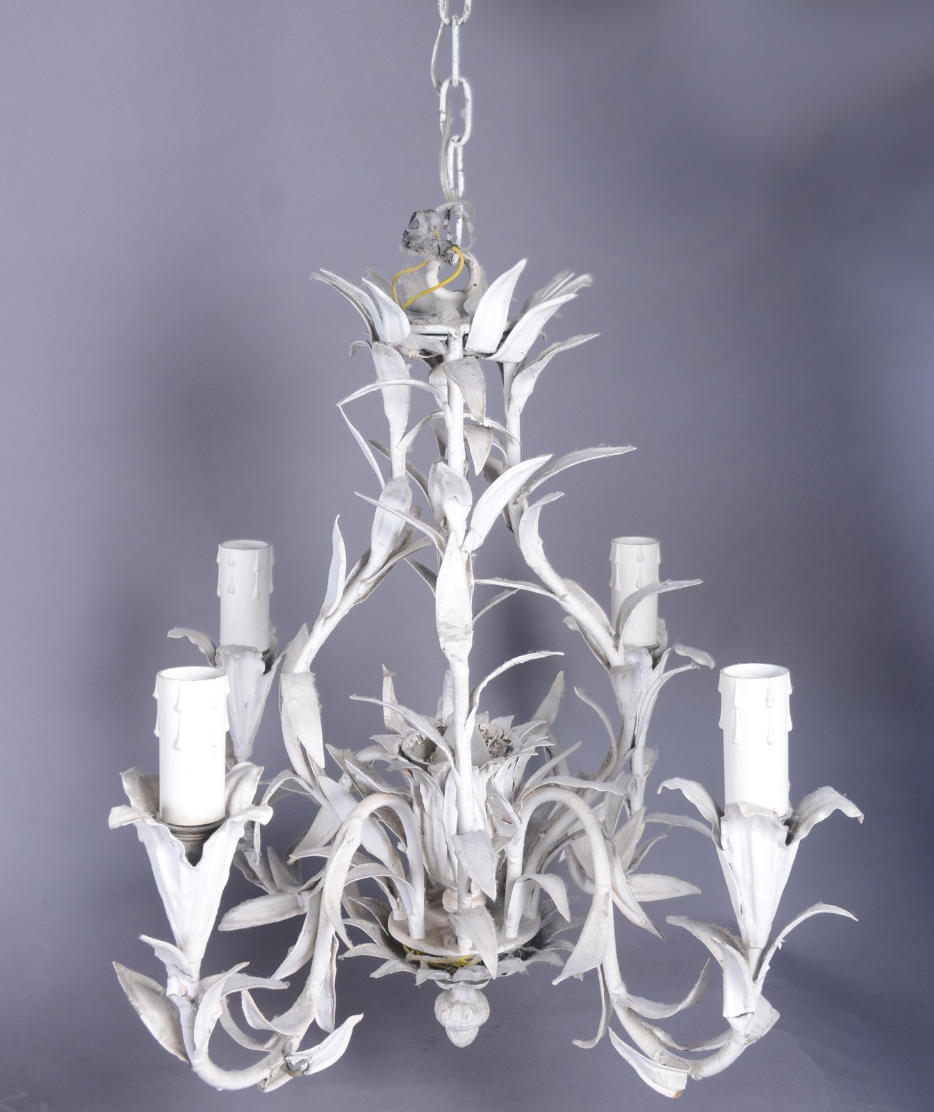 Lustre de metal com folhas pintadas de branco para quatro luzes... - foto 1 de 4