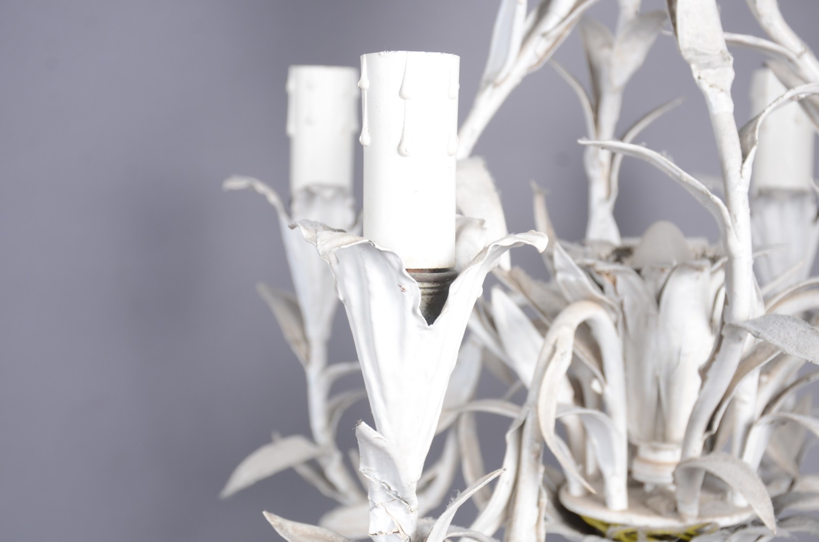 Lustre de metal com folhas pintadas de branco para quatro luzes... - foto 2 de 4