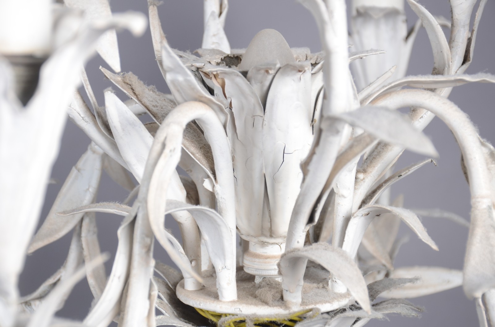 Lustre de metal com folhas pintadas de branco para quatro luzes... - foto 3 de 4