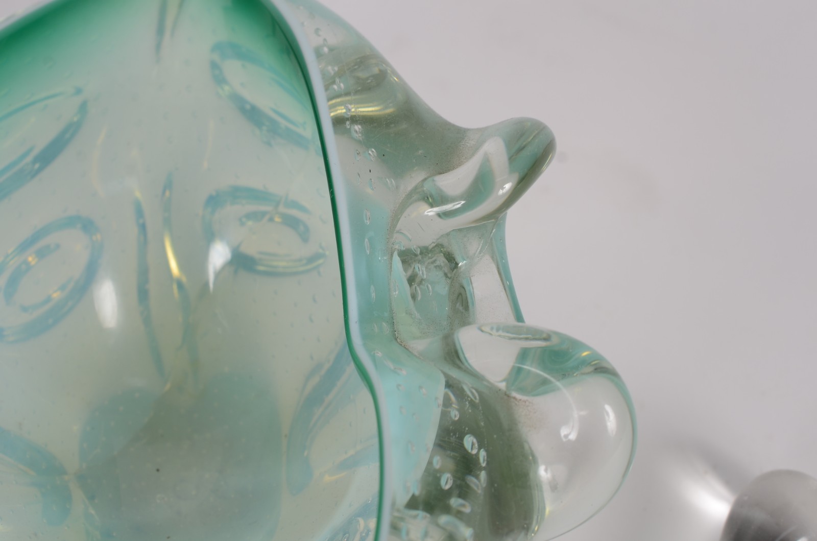 Cinzeiro com "socador" de murano italiano na cor verde. Trincado no... - foto 3 de 9