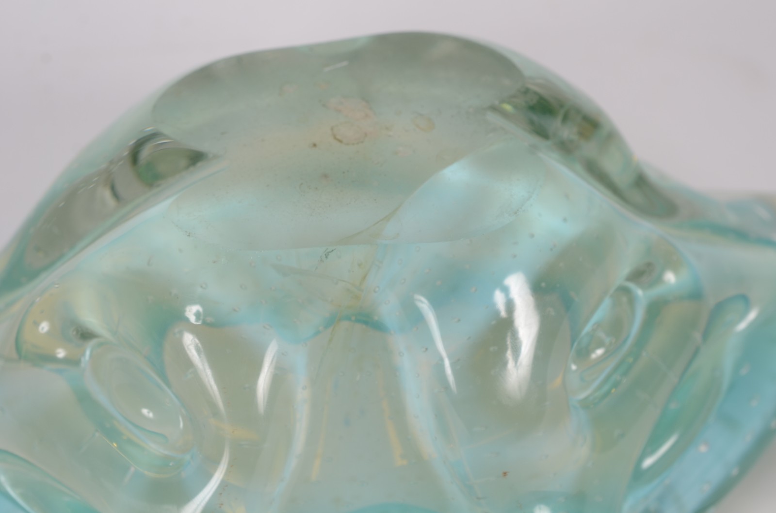 Cinzeiro com "socador" de murano italiano na cor verde. Trincado no... - foto 6 de 9