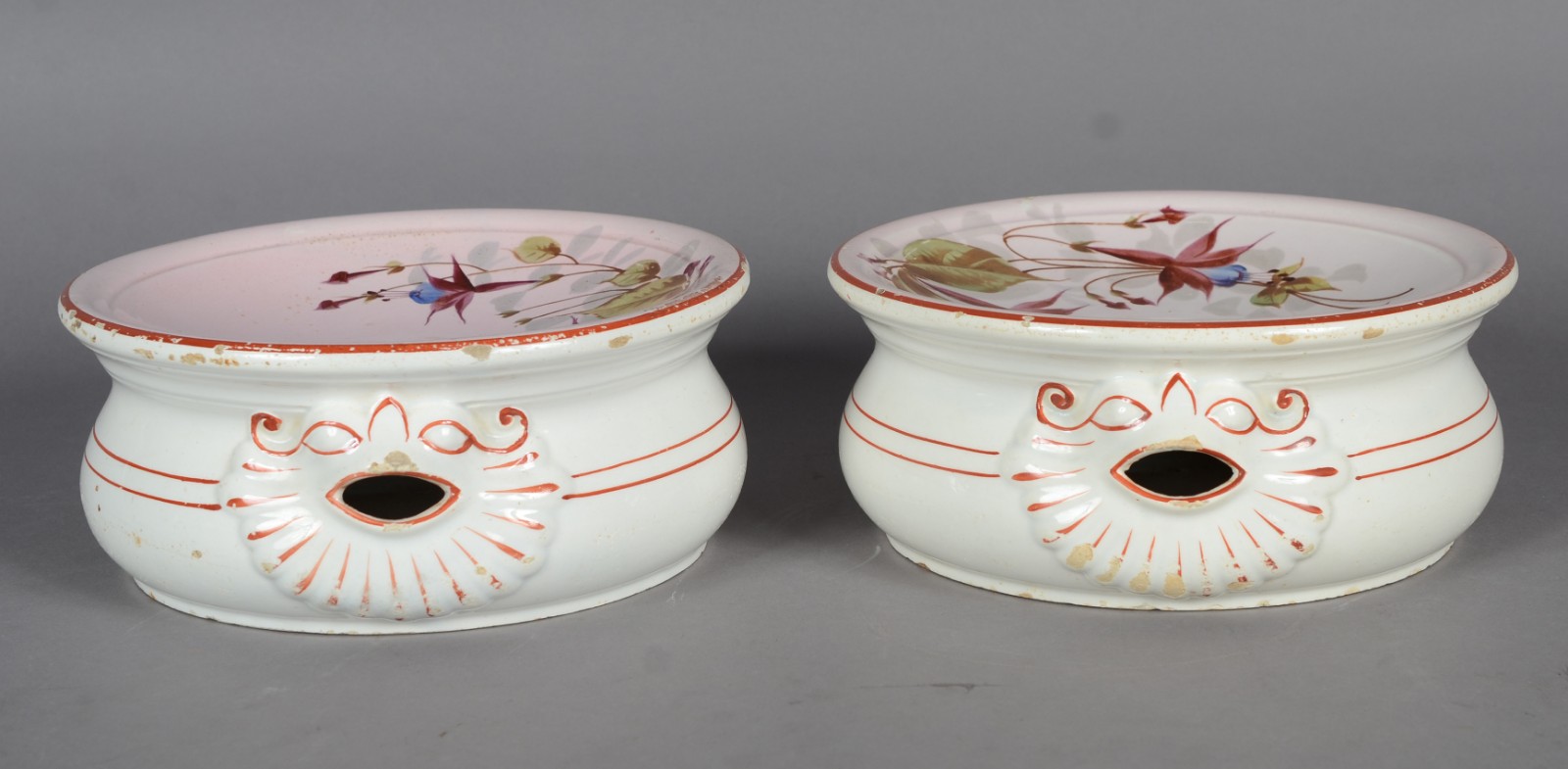 Par de cuspideiras de porcelana francesa decorados com flores em... - foto 1 de 8