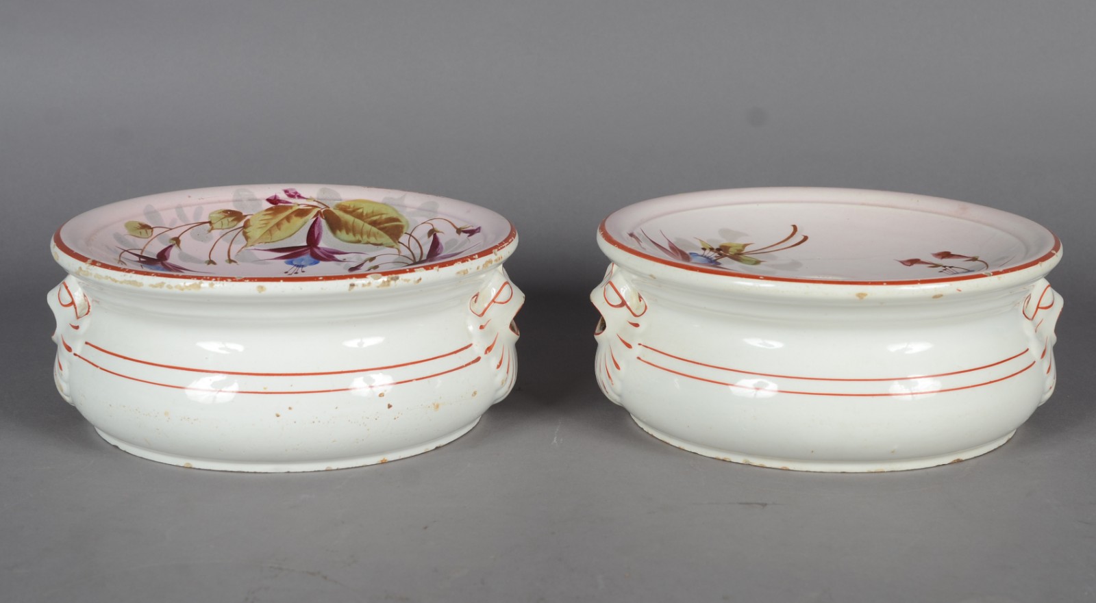 Par de cuspideiras de porcelana francesa decorados com flores em... - foto 2 de 8